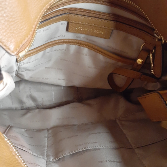 GORGEOUS NEW Michael Kors Monogram Canvas 12" Lillie Tote Bag.Retails for $550 - Picture 4 of 7